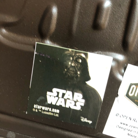 Broche émaillée Wookie – Creamlab – Métal épais Noir Et Violet – Neuf